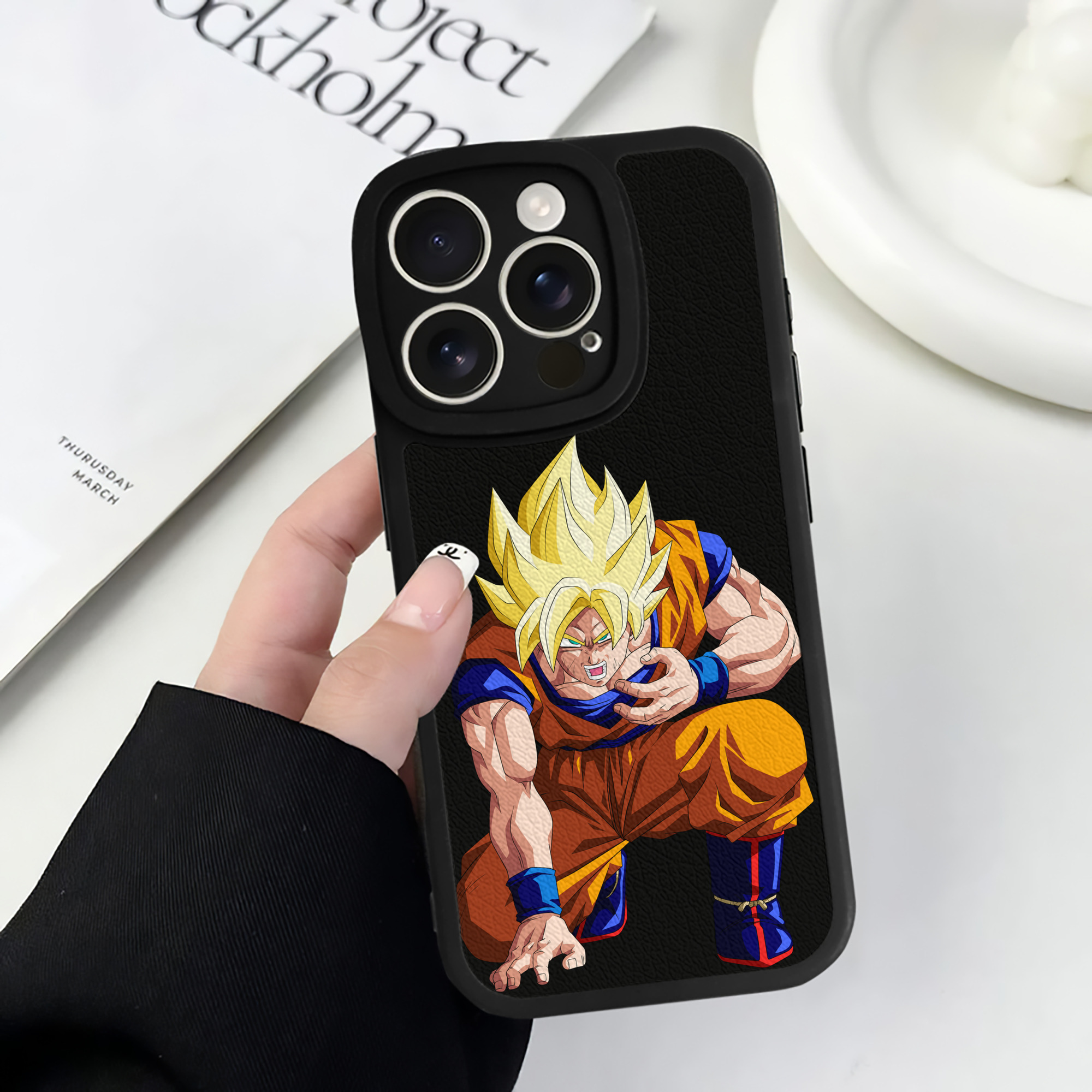 （画像用） ドラゴンボール 孫悟空（そん ごくう）Son Goku カカロット DRAGON BALL Kakarotto 【iPhone 16シリーズ対応】シリコンスマホケース（レザー調） 材質：シリコン